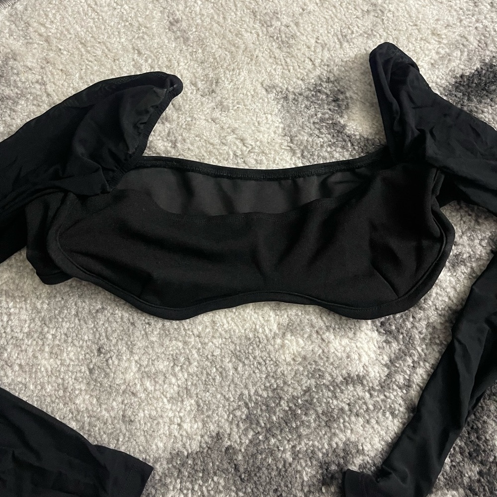 Long sleeve crop top with bra underwire